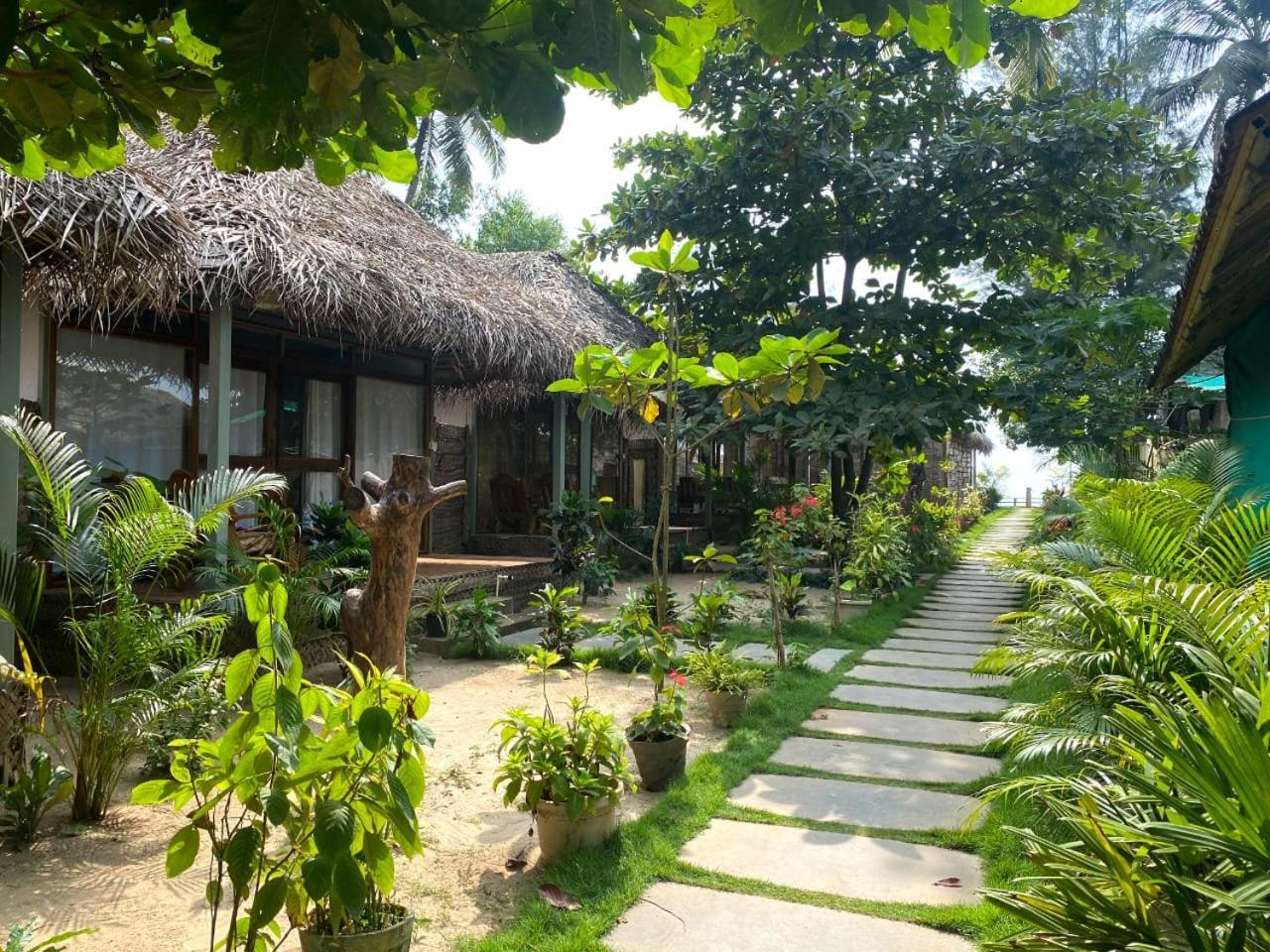 The Coast Beach Resort Agonda Exterior photo
